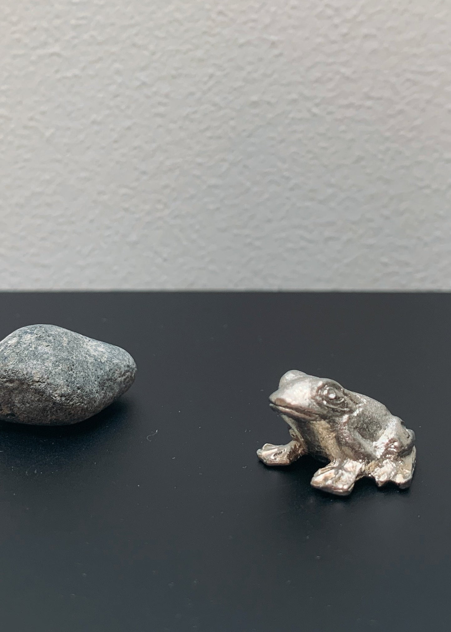 Vase Accessory Frog and Stone set