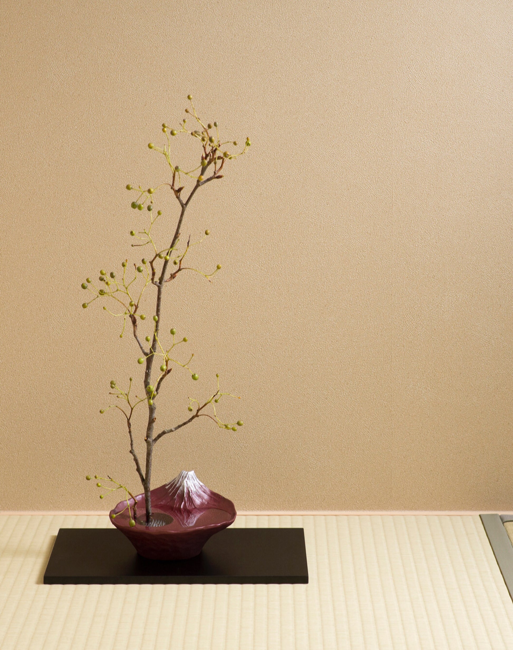 Vase Mount Fuji Red with a flower